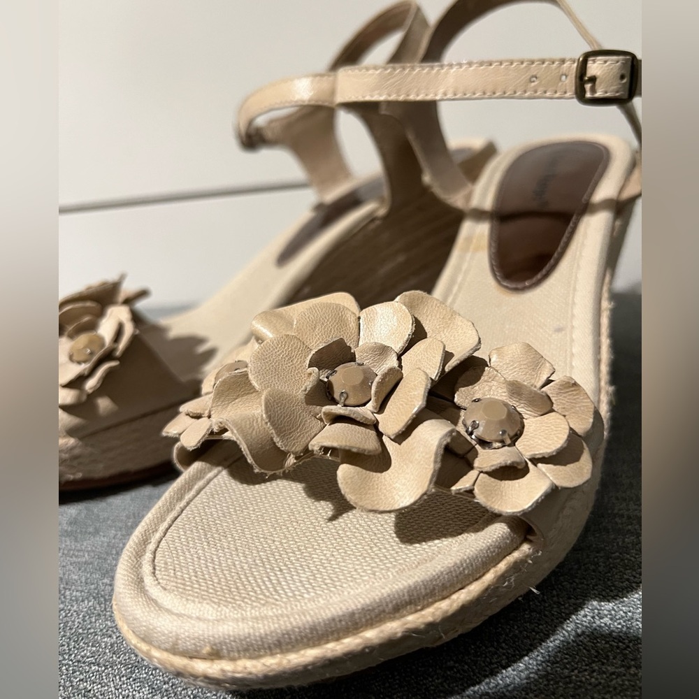 Bare Traps “Tease” Wedge Sandal with beautiful Leather Flower detail size 9M - Picture 2 of 6